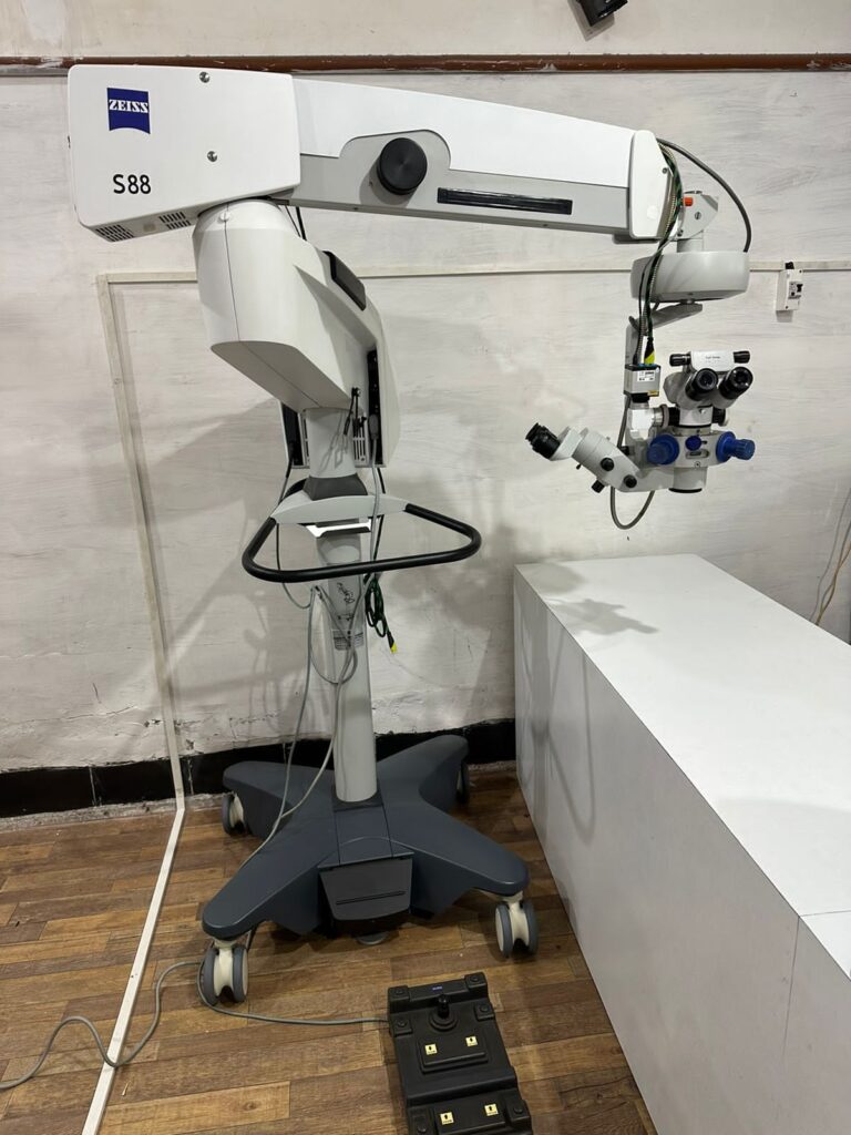 Pre-owned Surgical Microscope with Xenon illumination.