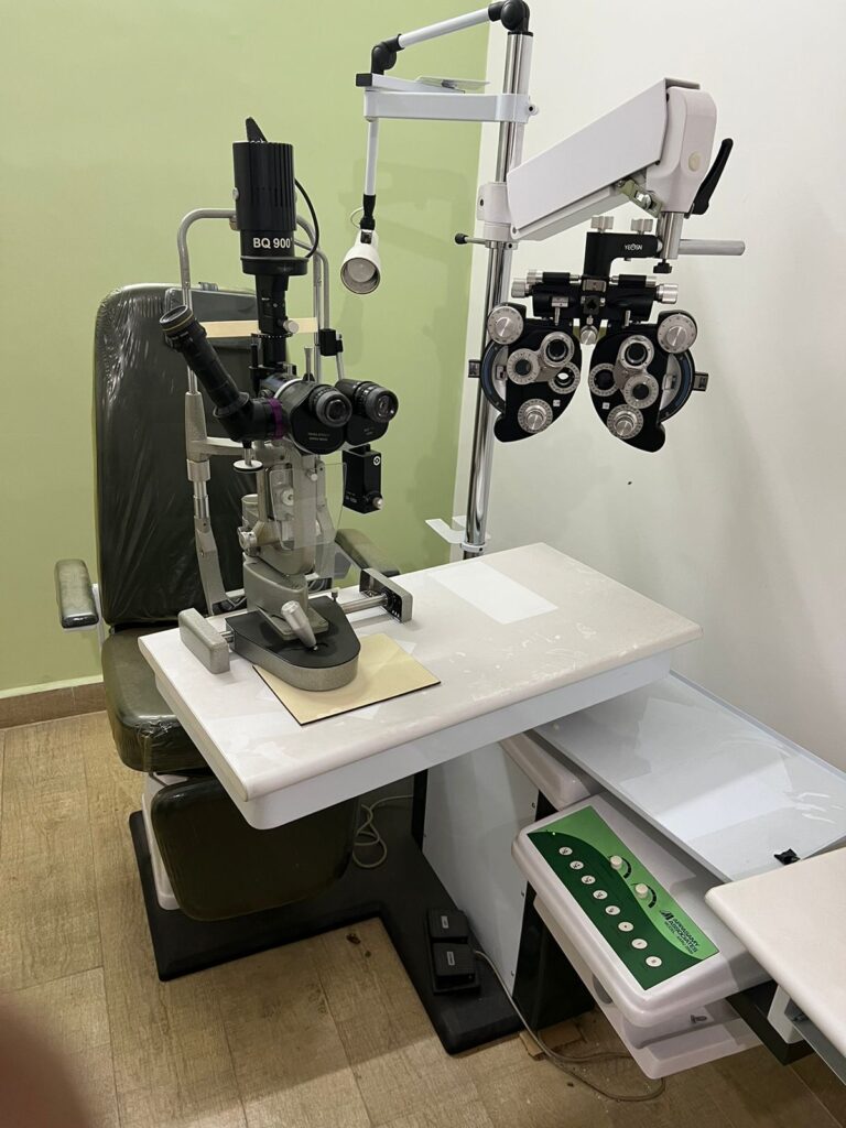 Pre-owned Work Station with Slit Lamp with Applanation, Asst. scope, phoropter